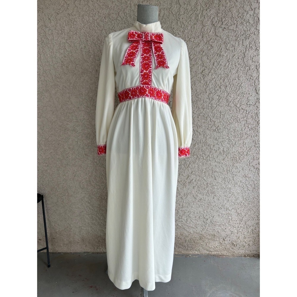 Vintage 70s Cream Robe w/ Red Floral Embroidery Trim & Bow Size‎ 4